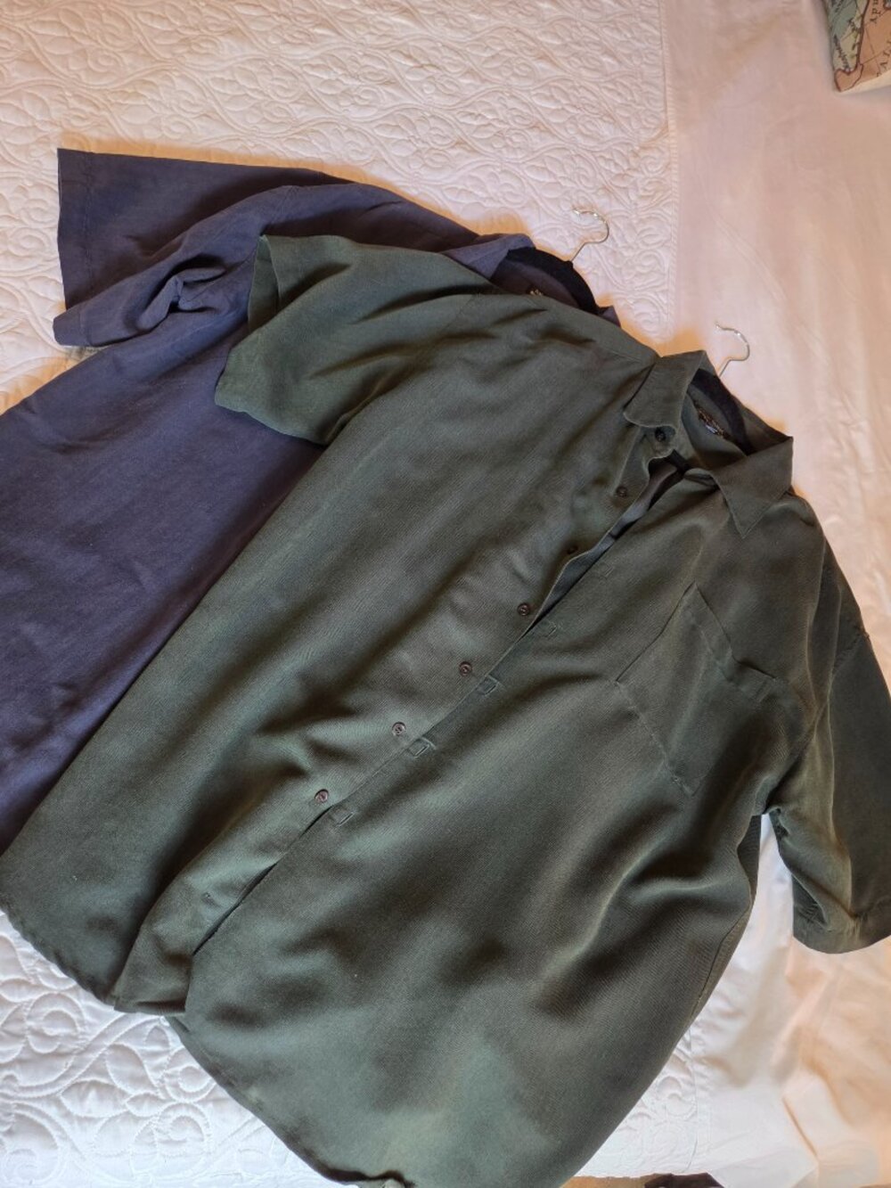 Men's pair XL short sleeve button down collared shirts navy hunter green